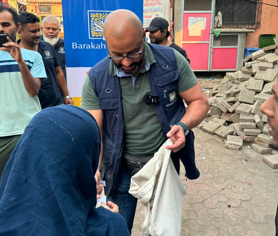 Zakat- und Lebensmittelverteilung in Indien.