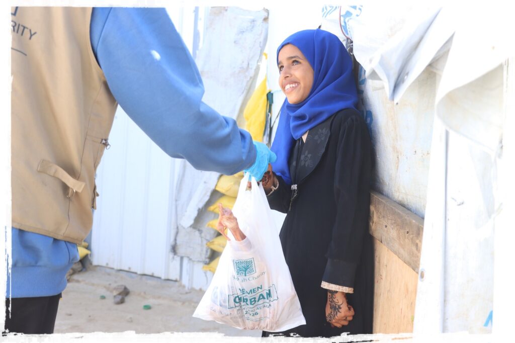 Mädchen erhält ein Qurbani-Paket von Barakah Charity im Jemen