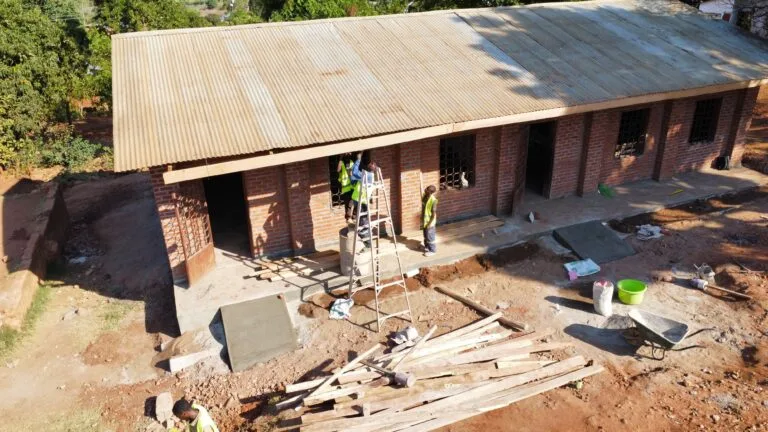 Vista del cantiere per la costruzione di un nuovo edificio scolastico in Malawi rurale.