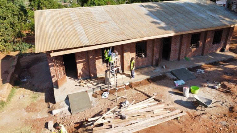 Vue du chantier de construction d'un nouvel établissement scolaire au Malawi rural.