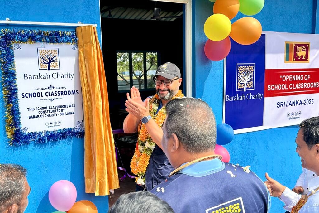 Die offizielle Zeremonie zum Durchschneiden des Bandes für die neue Gemeinschaftsschule in Sri Lanka.