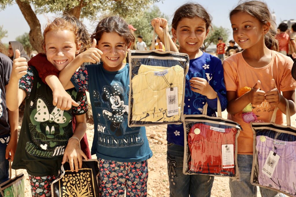 Enfants recevant des cadeaux de Bayram dans les camps de réfugiés
