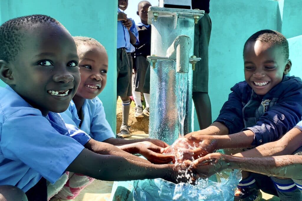 Kinder in afrikanischen Dörfern bei der Einweihung von Brunnen