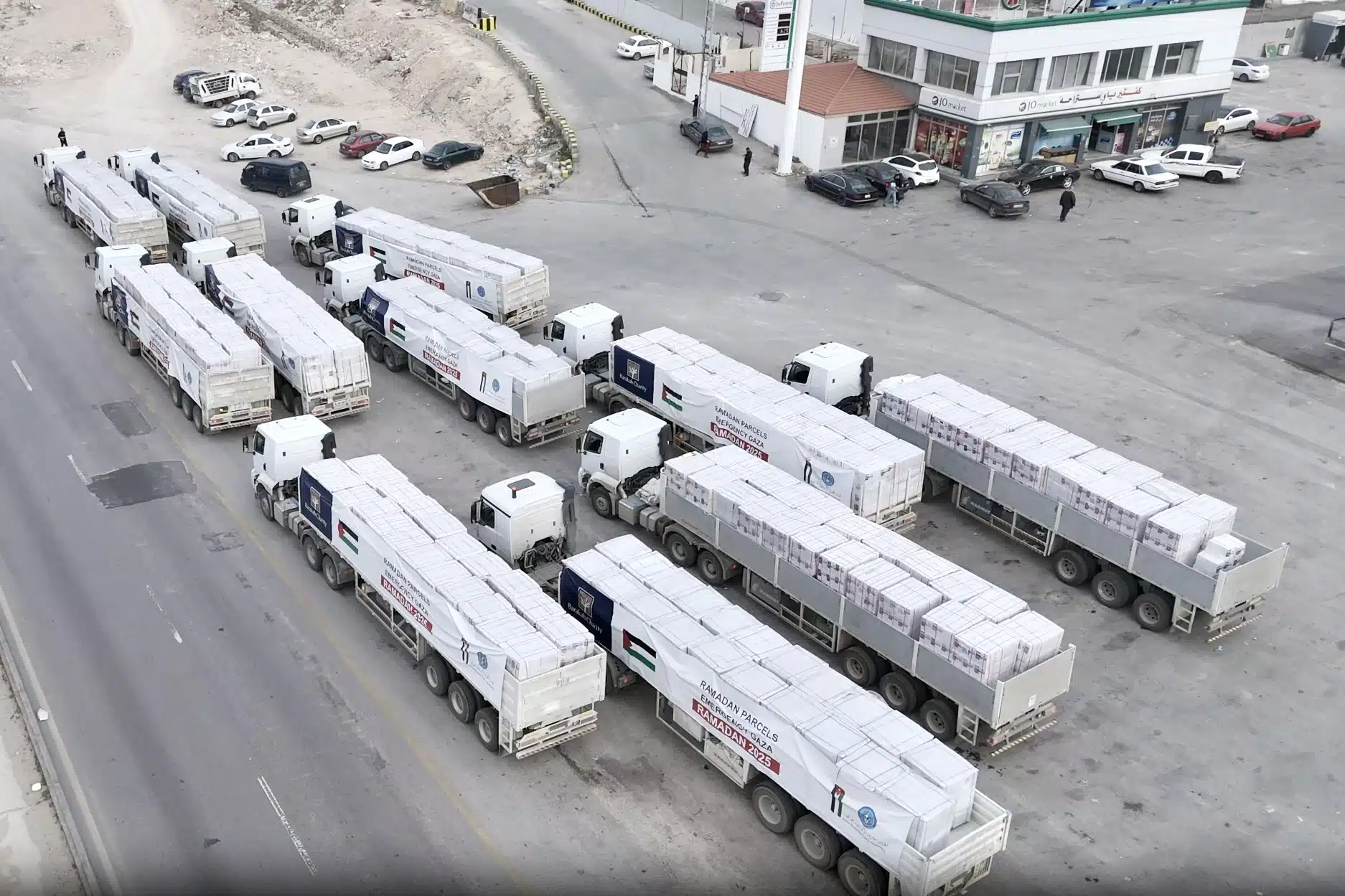 Des camions chargés d'aide humanitaire en route vers Gaza