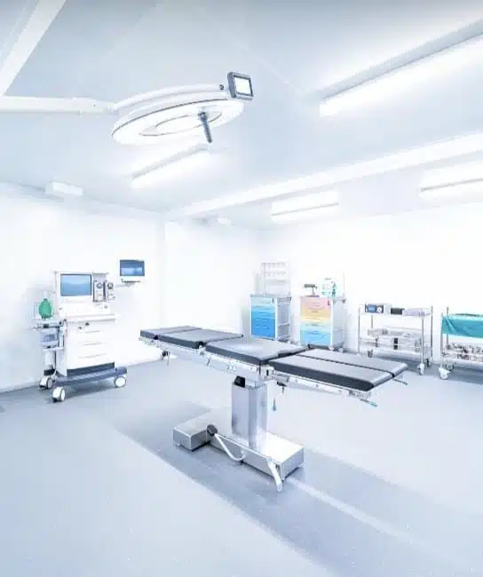 Moderner Operationssaal mit OP-Tisch und medizinischen Geräten
