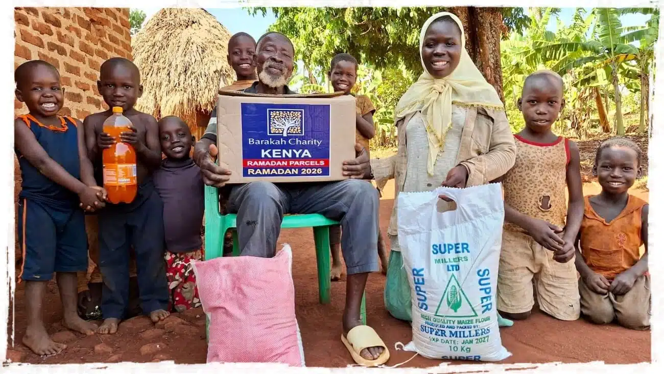 Ramazan 2027: Kenya'da Barakah Charity'den Ramazan gıda kolisi alan bir aile