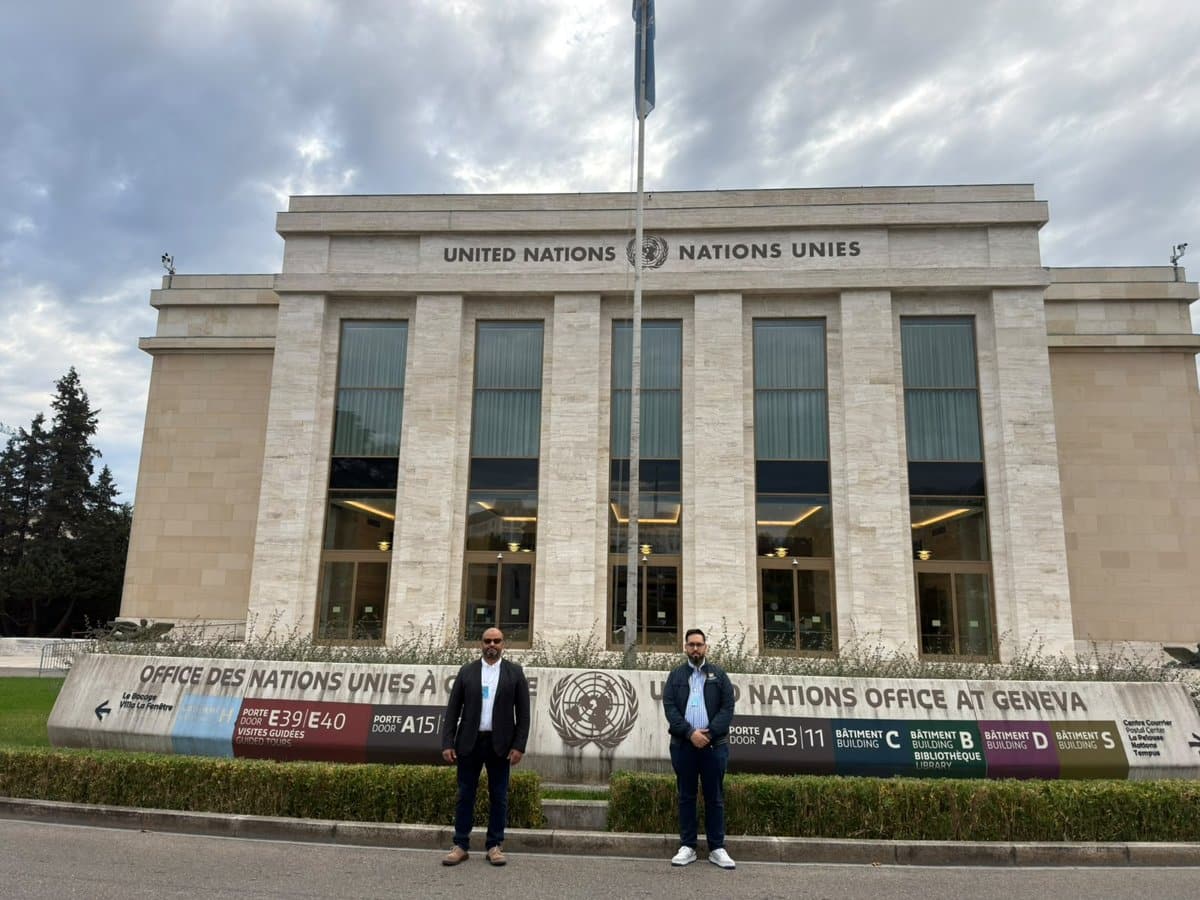 Mohamad Ajami und Muatasim Bouchuch vor dem Büro der Vereinten Nationen in Genf